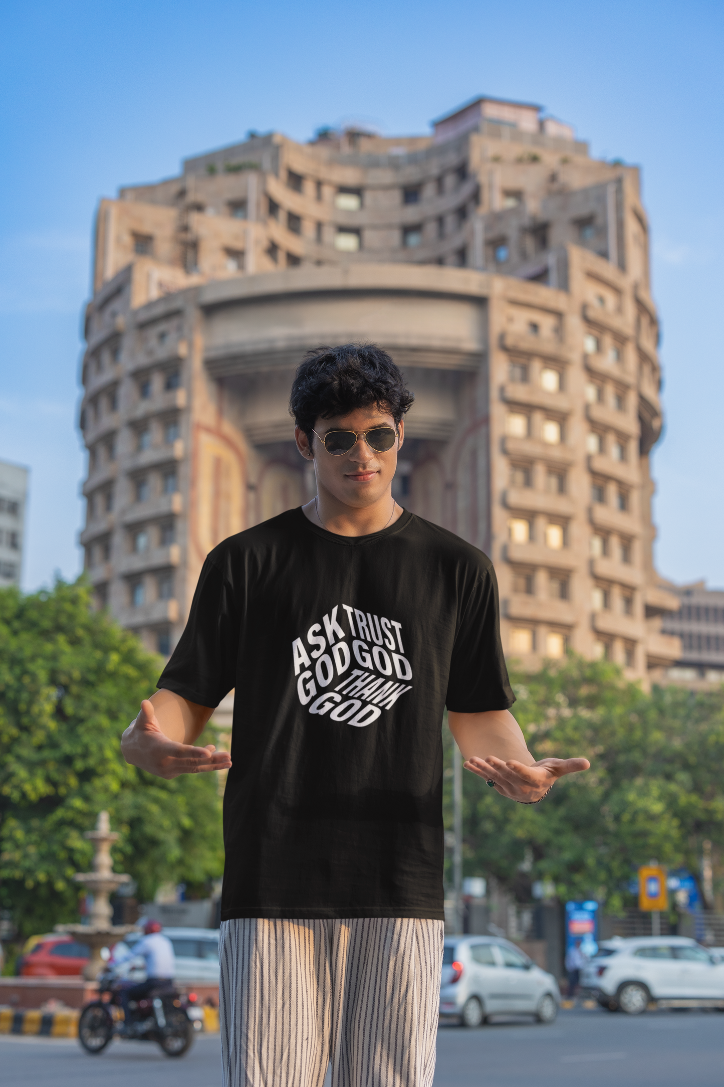 Frag Gott, vertraue Gott und danke Gott - Oversized T-Shirt